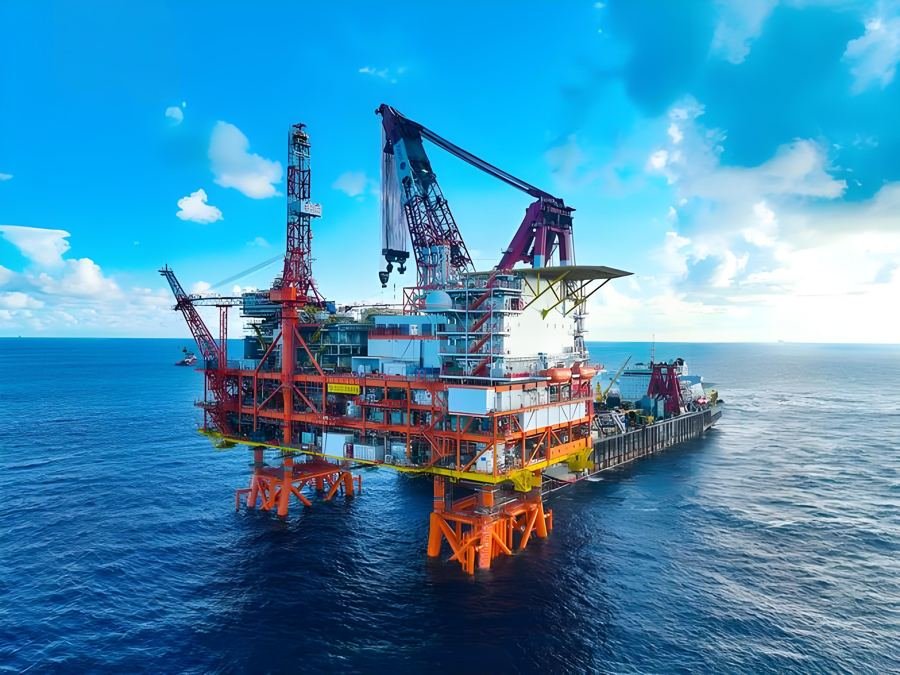 Kalın çelik plakadan inşa edilmiş açık deniz platformu