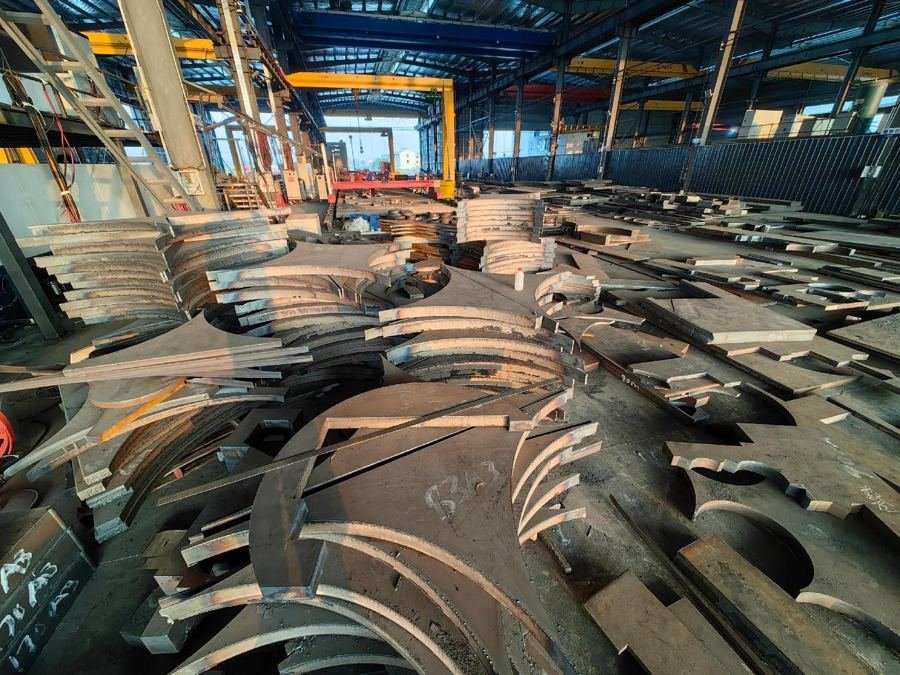 Farklı kalınlıklarda kesilmiş parçalarla çelik servis merkezi