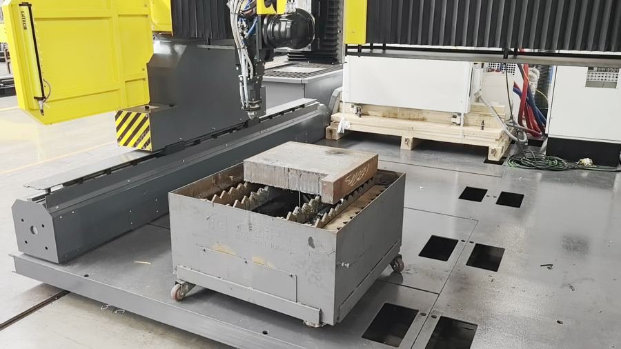 İlave pah kesimi için geleneksel robot iş istasyonu