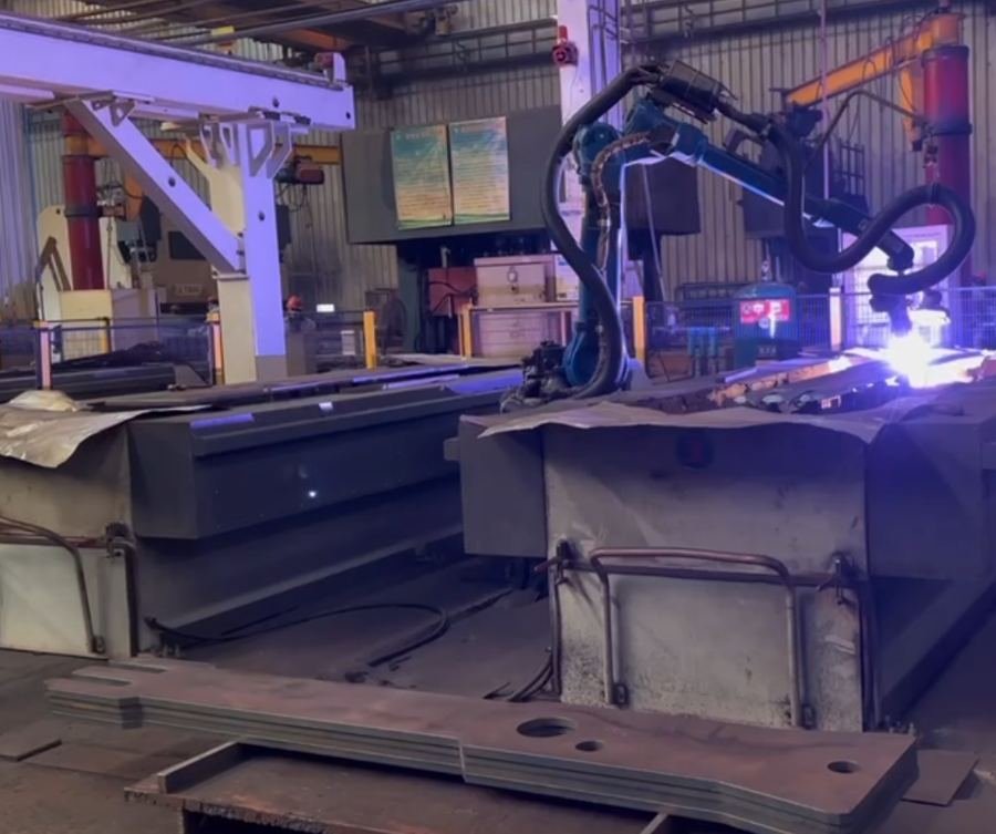 İkincil kaynak pahı kesimi için robot çalışma istasyonu