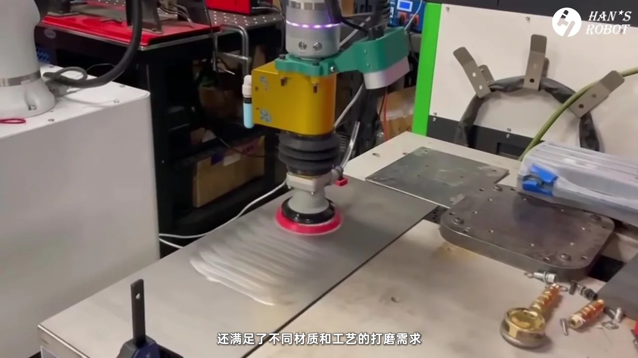 Disco abrasivo montato sul robot al lavoro su una superficie metallica