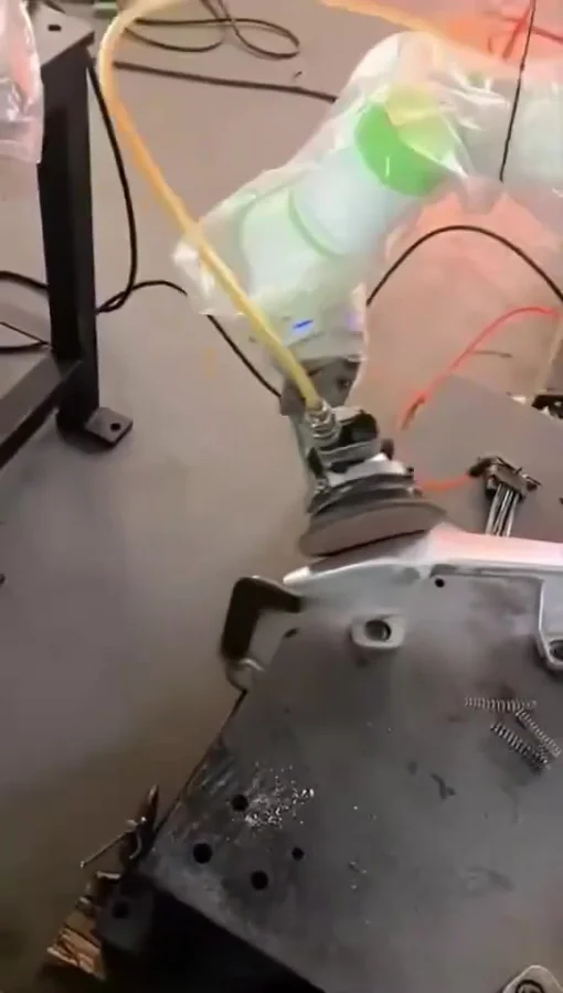 Robot collaborativo che rifinisce una zona accessibile di un carter metallico