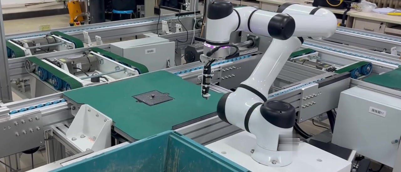 Bir üretim hattı boyunca parçaları aktaran robotik elleçleme çalışma istasyonu