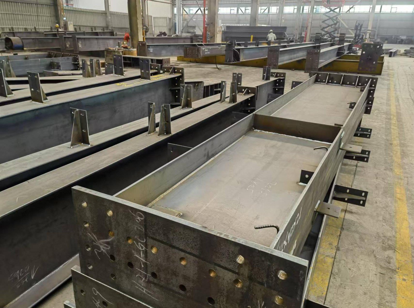 Lattice columns and H-beams welded by crawler welding robot
