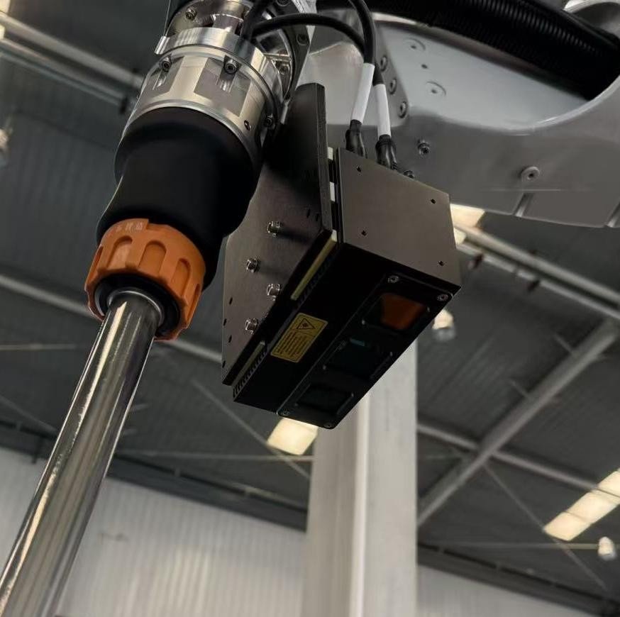 3D laser vision camera mounted at the welding torch